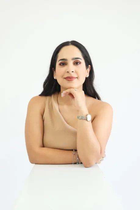Conoce más acerca de la Dra. Pamela, más allá de su experiencia se destaca por su compromiso y arte en trasformar con funcionalidad realzando la belleza de cada paciente al siguiente nivel